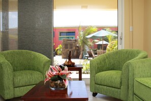 20-inch flat-screen TV with cable channels, TV - Del Rey Apartments (Noord)