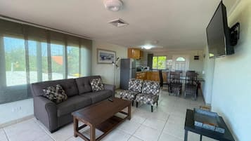 2 Bedroom Apartment | Coin séjour | Télévision à écran plat de 20 pouces avec chaßnes par cùble, télévision