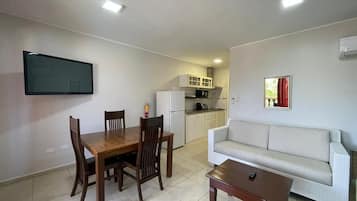 Deluxe-Apartment, 1 Schlafzimmer | Wohnbereich | 20-Zoll-Flachbildfernseher mit Kabelempfang, Fernseher