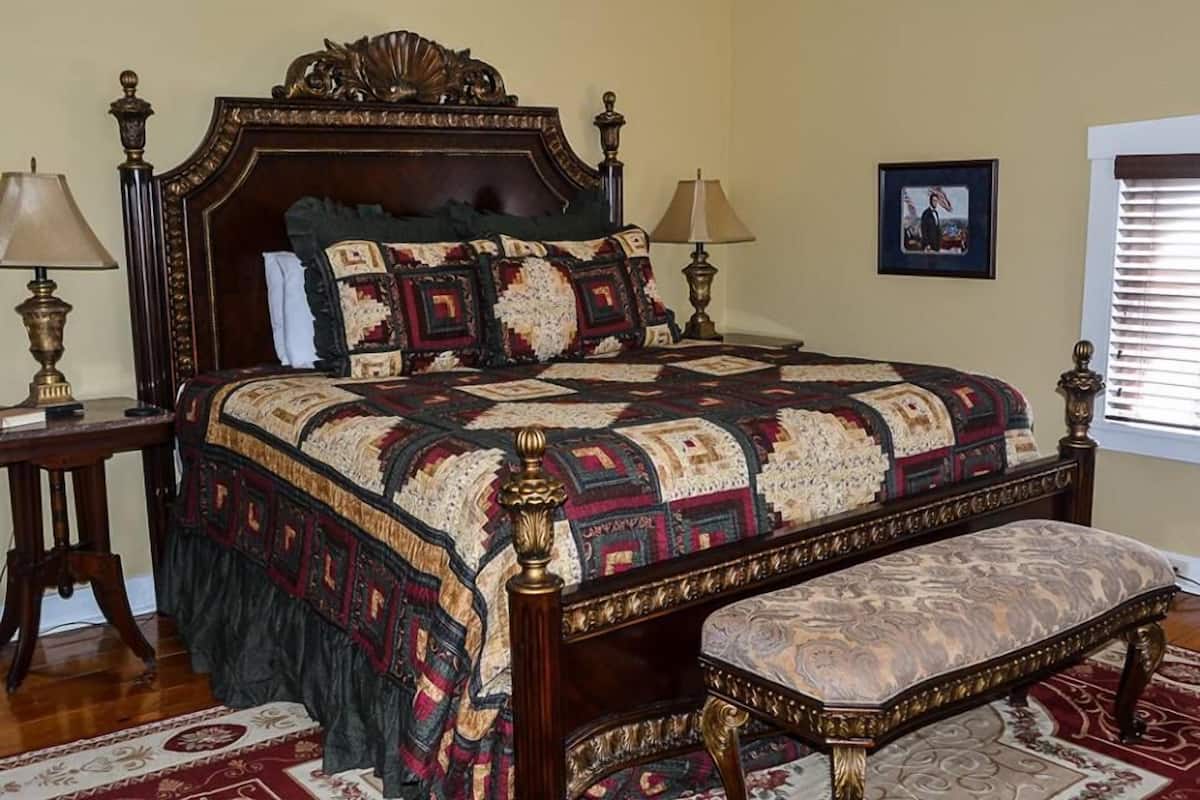 Suite (The Lincoln) | Ropa de cama de alta calidad y tabla de planchar con plancha