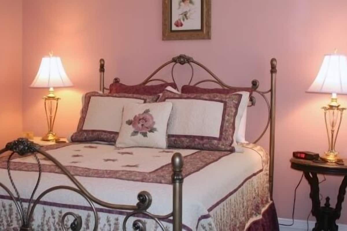 Habitación (The Emily Rose) | Ropa de cama de alta calidad y tabla de planchar con plancha