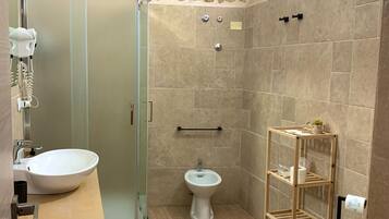 Camera quadrupla | Bagno | Doccia, set di cortesia gratuito, asciugacapelli, asciugamani