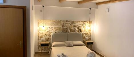 3 عدّة غرف نوم وأغطية فراش متميزة ومكتب ومكواة/لوح كي