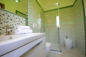 Economy Double Room, 1 Bedroom, Ensuite | Bathroom | Shower, hair dryer, bidet