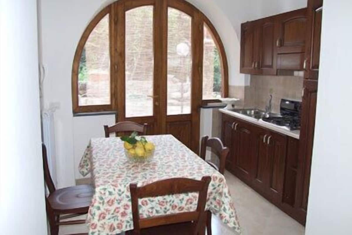 Appartement, 2 slaapkamers (5 Adults) | Woonruimte | Een televisie