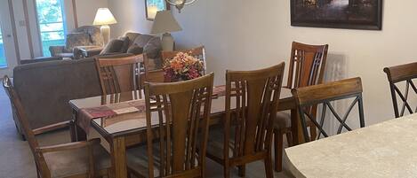 Premium Condo, 2 Bedrooms, 2 Bathrooms (Jacuzzi Tub in Master Bath) | 2 bedrooms, individually decorated, individually furnished, desk