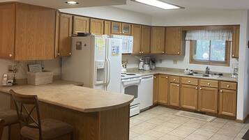 Premium Condo, 2 Bedrooms, 2 Bathrooms (Jacuzzi Tub in Master Bath) | Private kitchen | Fridge, microwave, oven, stovetop