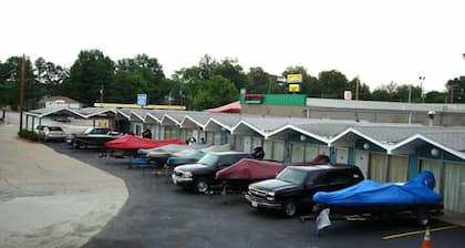 Gray Plaza Motel Benton I-57 IL