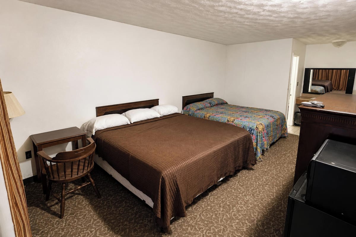 Room, Non Smoking (2 Full Beds) | Desk, WiFi (free), bed sheets