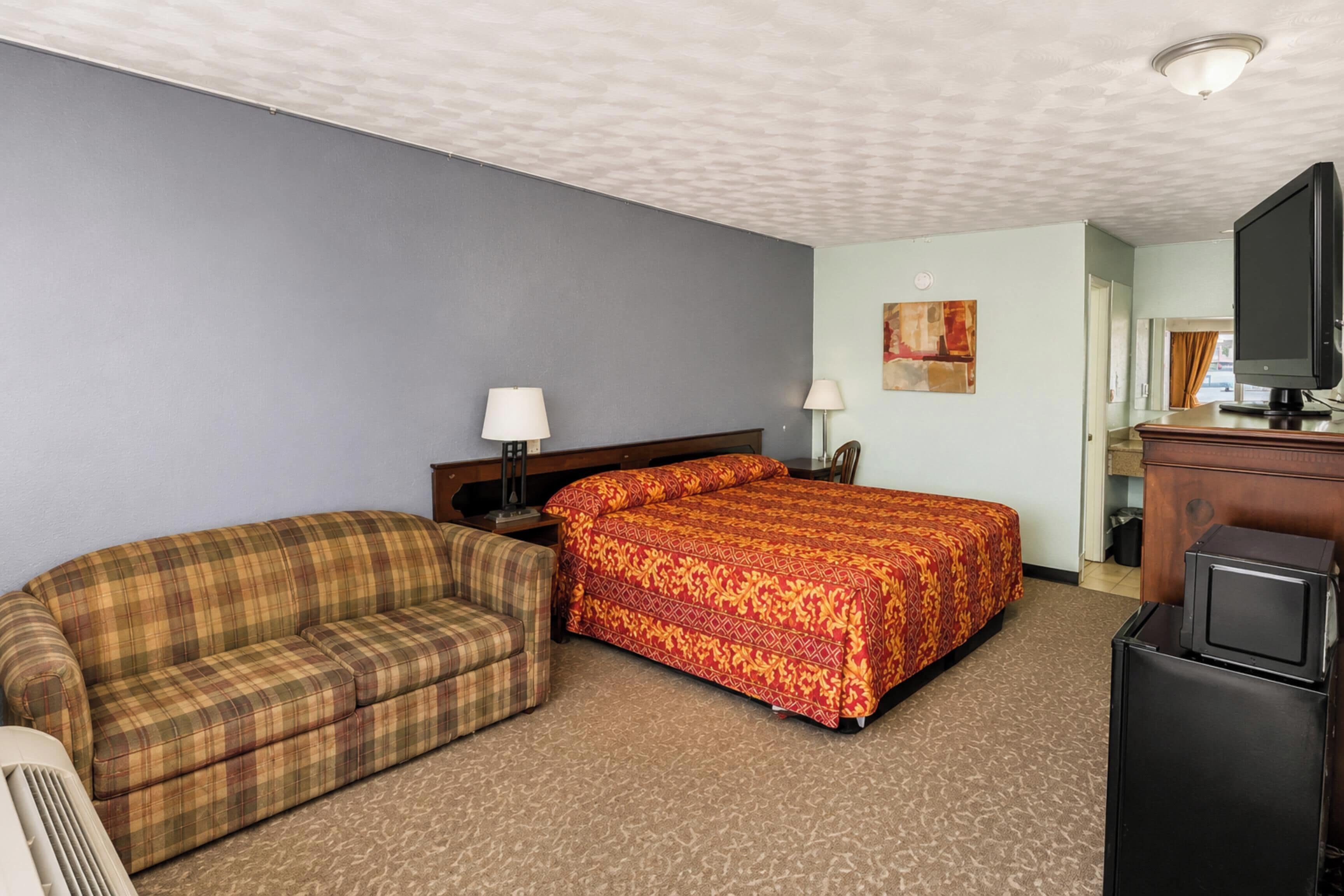 Desk, WiFi (free), bed sheets