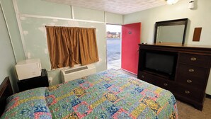 Desk, WiFi (free), bed sheets - Gray Plaza Motel Benton Rend Lake I-57 (Benton)