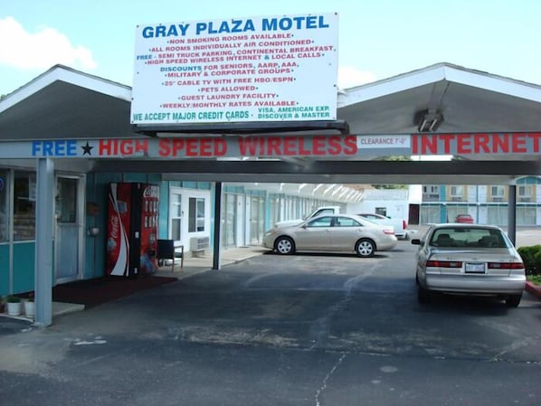 Exterior - Gray Plaza Motel Benton I-57 IL (Benton)