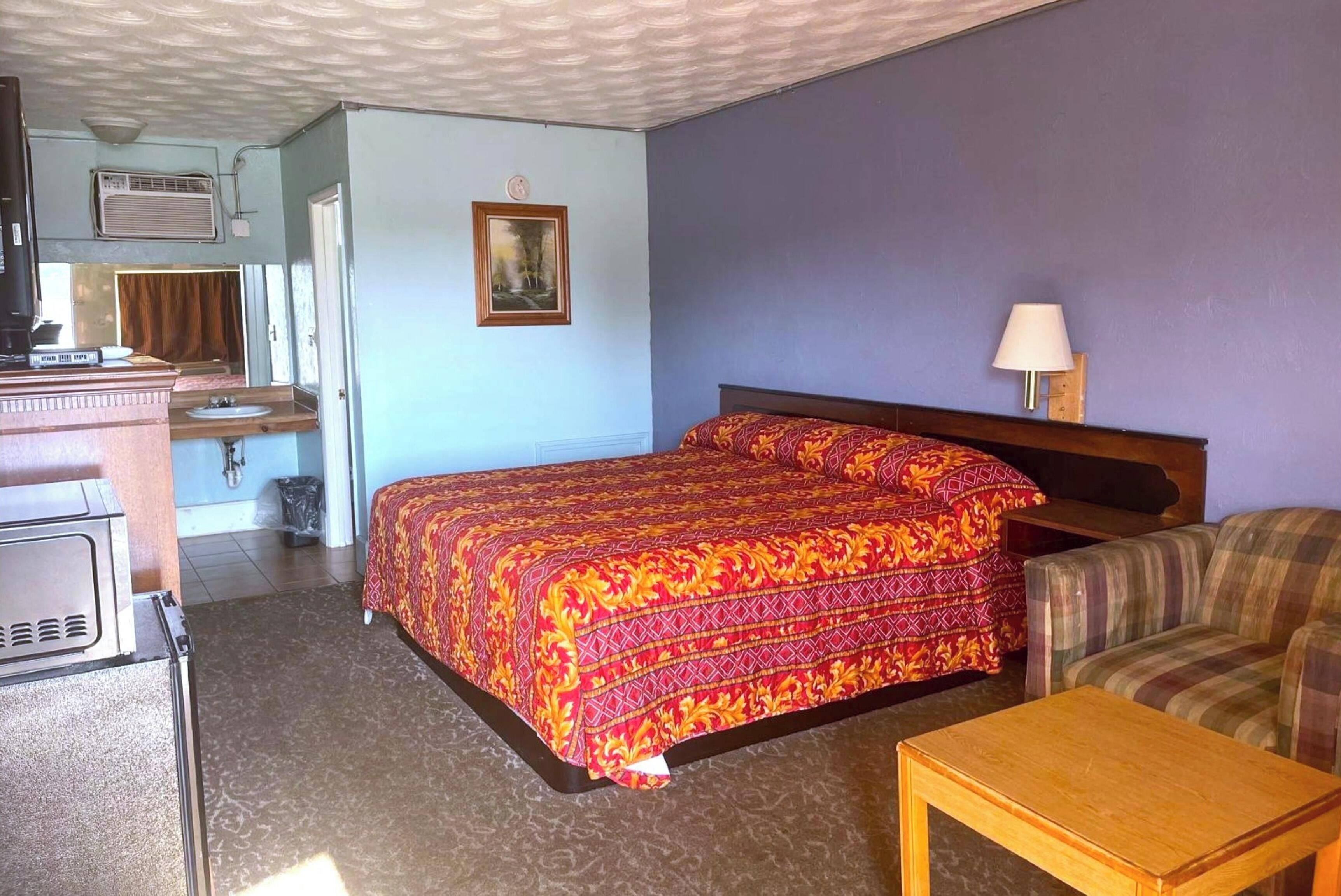 Desk, WiFi (free), bed sheets