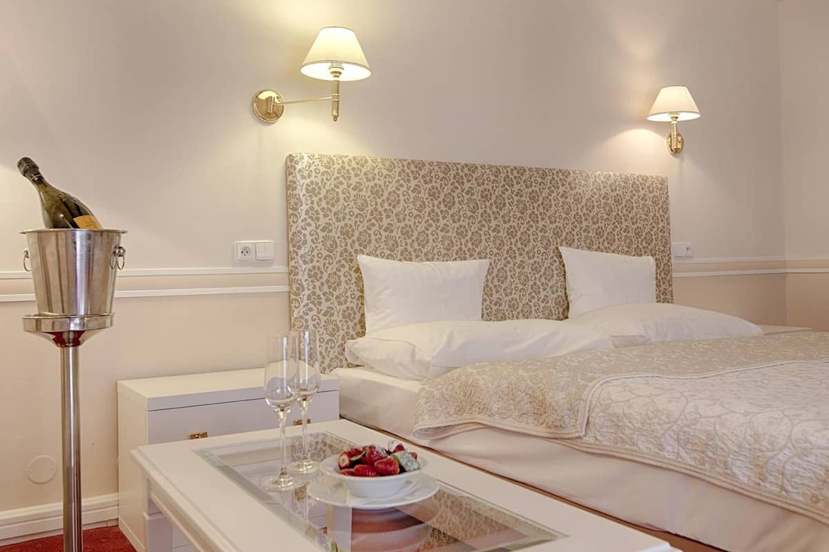 deluxe double room | minibar, in-room safe, desk, soundproofing