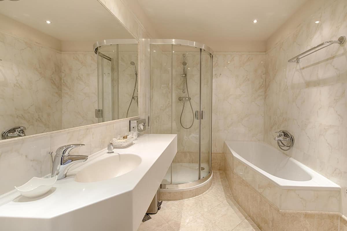 deluxe double room | bathroom | free toiletries, hair dryer, bathrobes, slippers