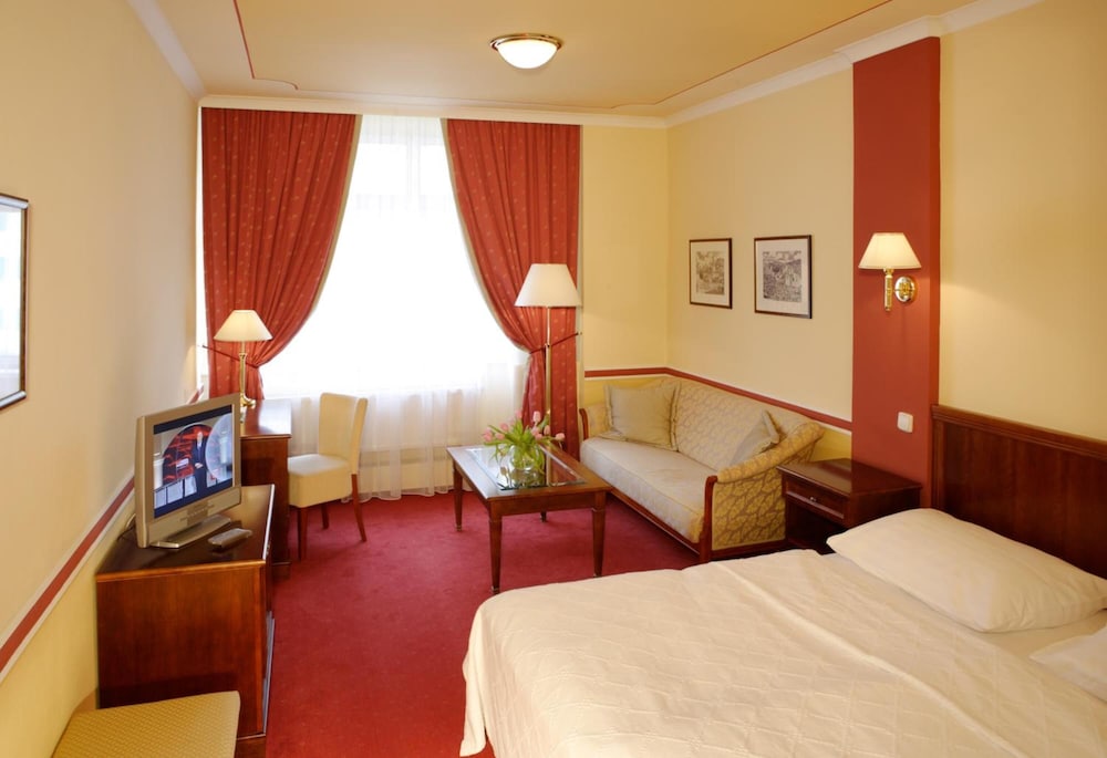 Hotel Embassy by null