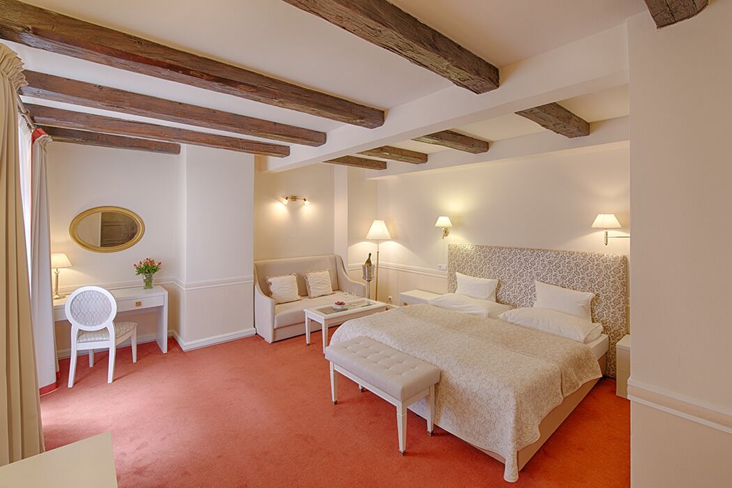 deluxe double room | minibar, in-room safe, desk, soundproofing