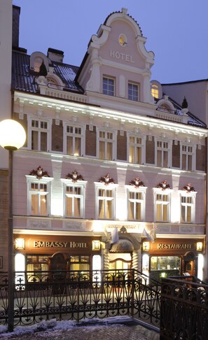 住宿正面 - 傍晚/夜晚