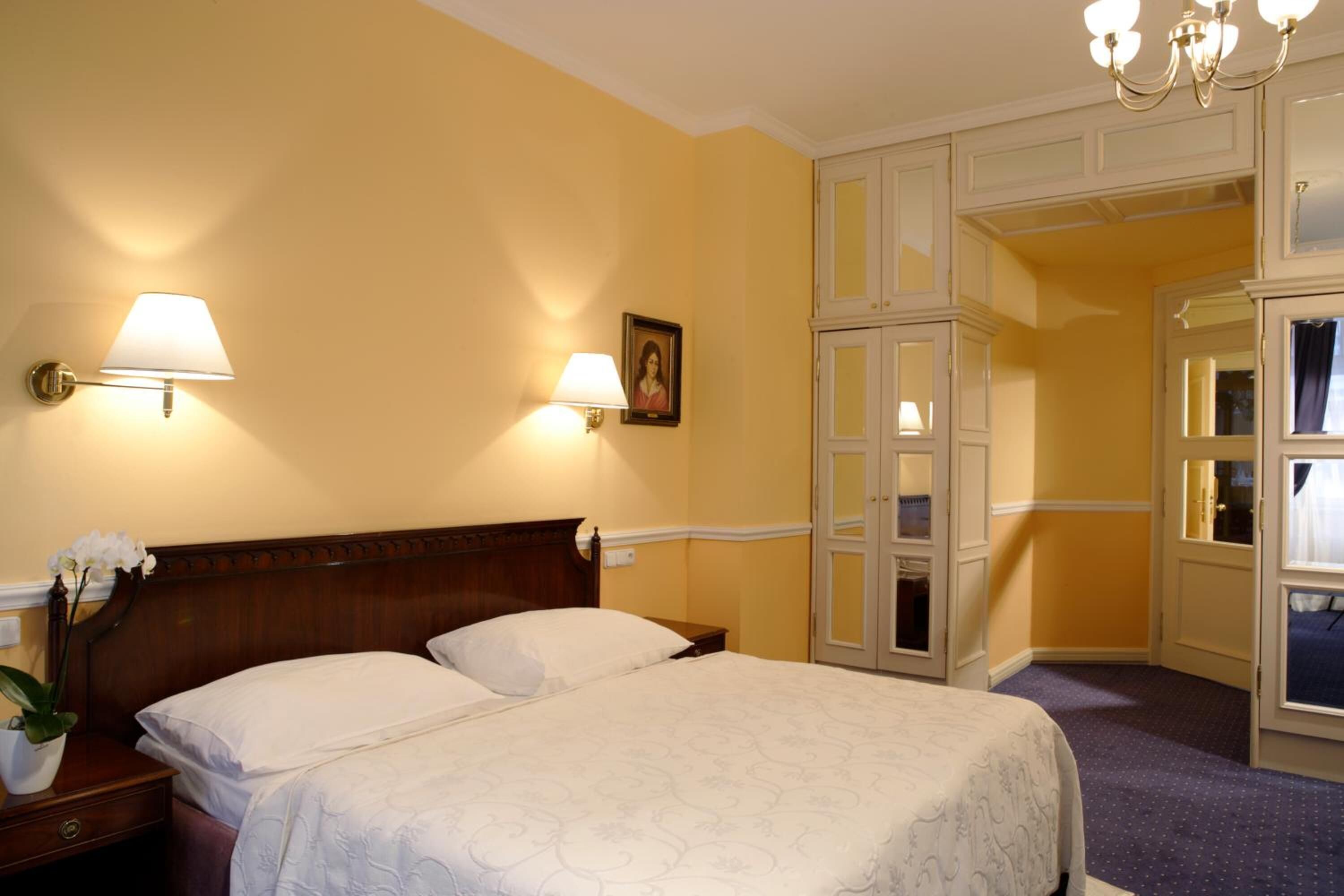 standard double room, courtyard view | minibar, in-room safe, desk, soundproofing