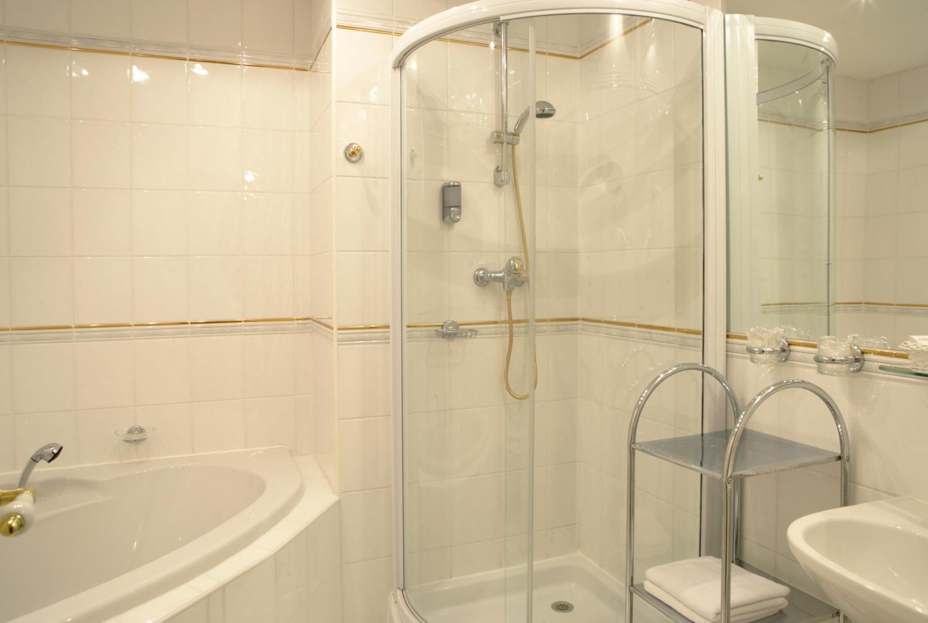 standard double room, courtyard view | bathroom | free toiletries, hair dryer, bathrobes, slippers