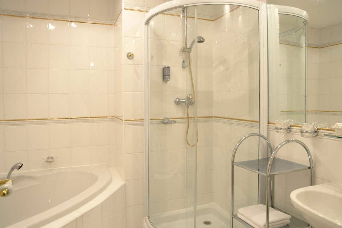 standard double room, courtyard view | bathroom | free toiletries, hair dryer, bathrobes, slippers
