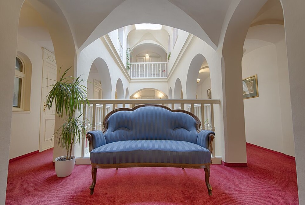 Hotel Embassy by null