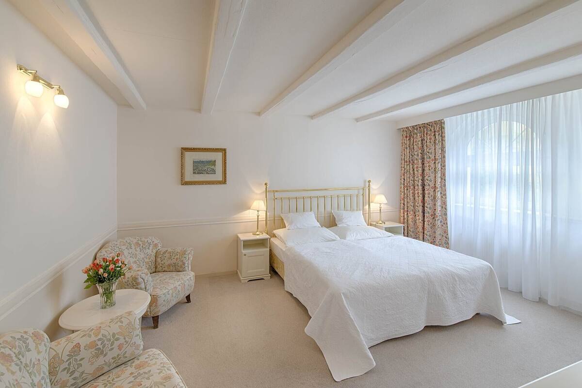 standard double room, courtyard view | minibar, in-room safe, desk, soundproofing