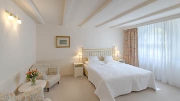 Standard Double Room, Courtyard View | Minibar, in-room safe, desk, soundproofing