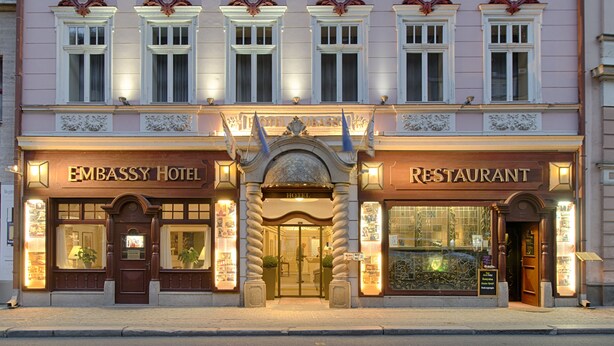 A building with a sign for the Embassy Hotel and a restaurant. - Hotel Embassy (Karlovy Vary)