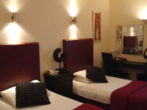 Desk, iron/ironing board, free WiFi, bed sheets - Sandyford Hotel (Glasgow)