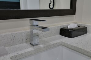 Gratis toiletartikelen, een haardroger, handdoeken