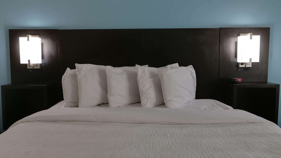 Travelodge by Wyndham Calhoun South I-75