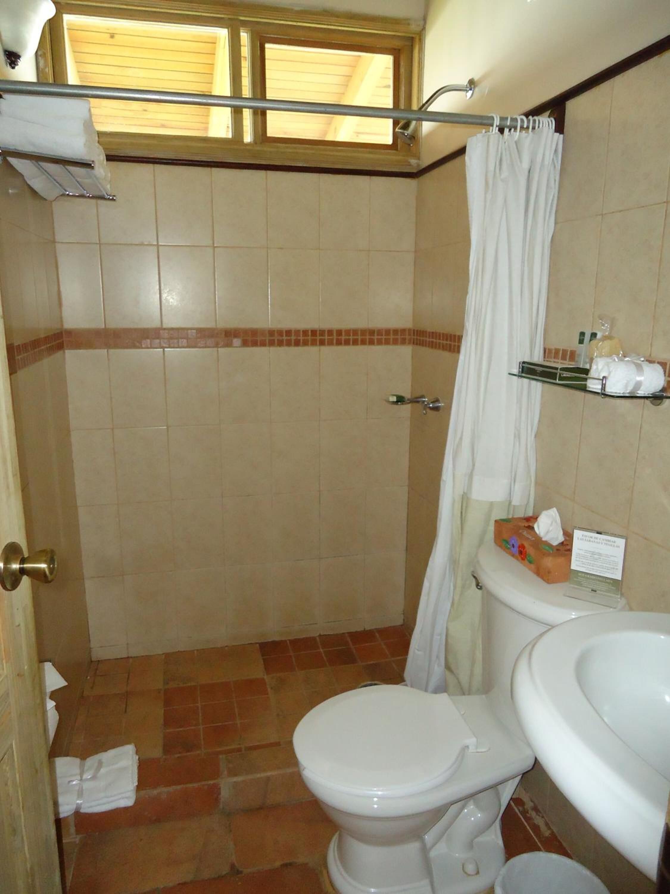 Regadera, amenidades de baño de diseñador, secadora de cabello, batas 