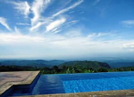 Una piscina al aire libre, sillones reclinables de piscina