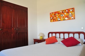 1 quarto, cofres nos quartos, ferros/tábuas de passar roupa