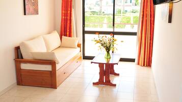 Apartamento, 1 habitación, balcón, vistas a la piscina | Sala de estar | Una televisión de pantalla plana