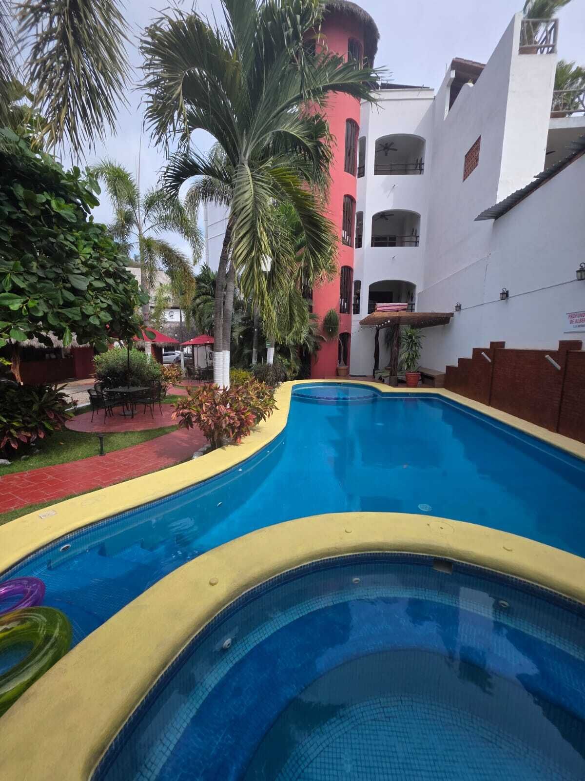 Alberca al aire libre y camastros 