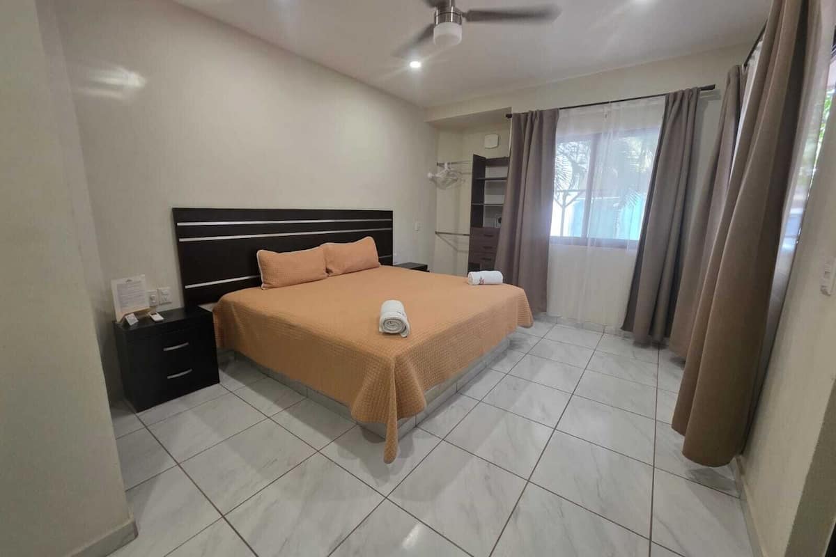 Habitación Confort, 1 cama de matrimonio grande | Ropa de cama de alta calidad y ropa de cama