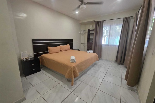 Comfort Room, 1 King Bed | Premium bedding, minibar, in-room safe, bed sheets