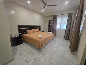 Habitación Confort, 1 cama de matrimonio grande | Ropa de cama de alta calidad y ropa de cama