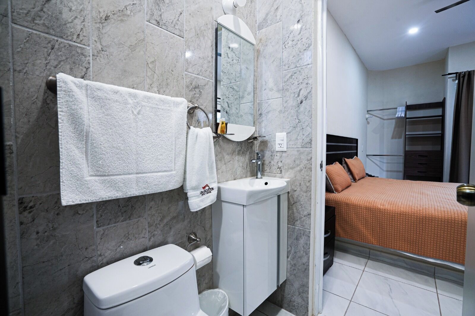 Habitación Confort, 1 cama King size | Baño | Regadera, secadora de cabello, toallas 
