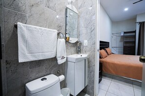 Chambre Confort, 1 très grand lit | Salle de bain