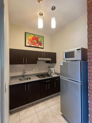 Quarto casal, vista para a piscina | Cozinha privada | Cafeteira/chaleira