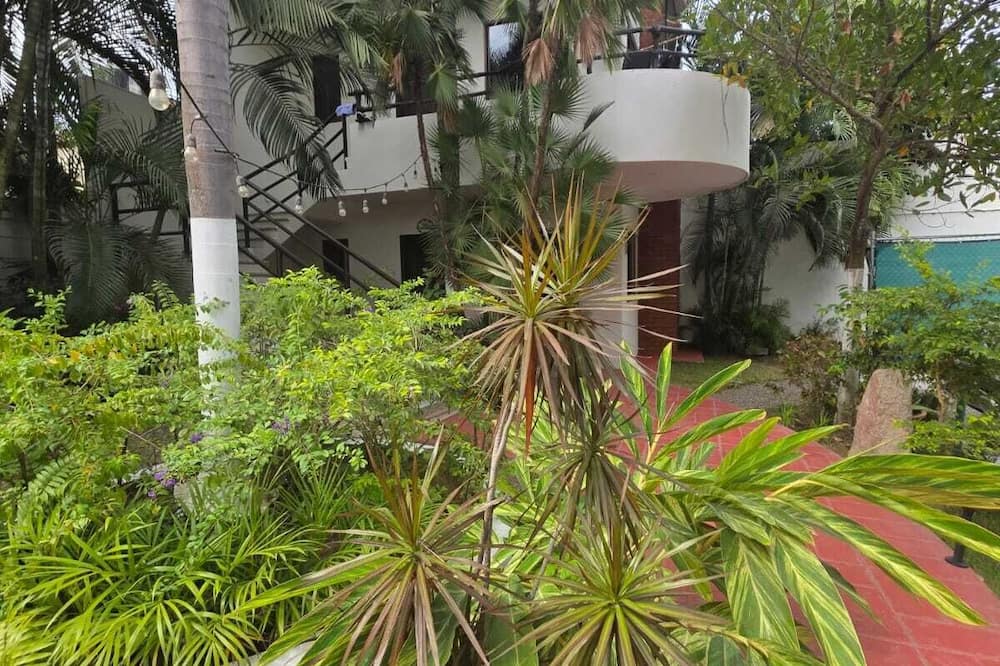 Hotel y Suites Los Encantos