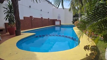 Piscina externa, espreguiçadeiras