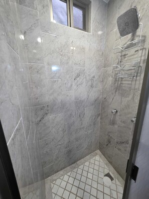 Comfort kamer, 1 kingsize bed | Badkamer met douche