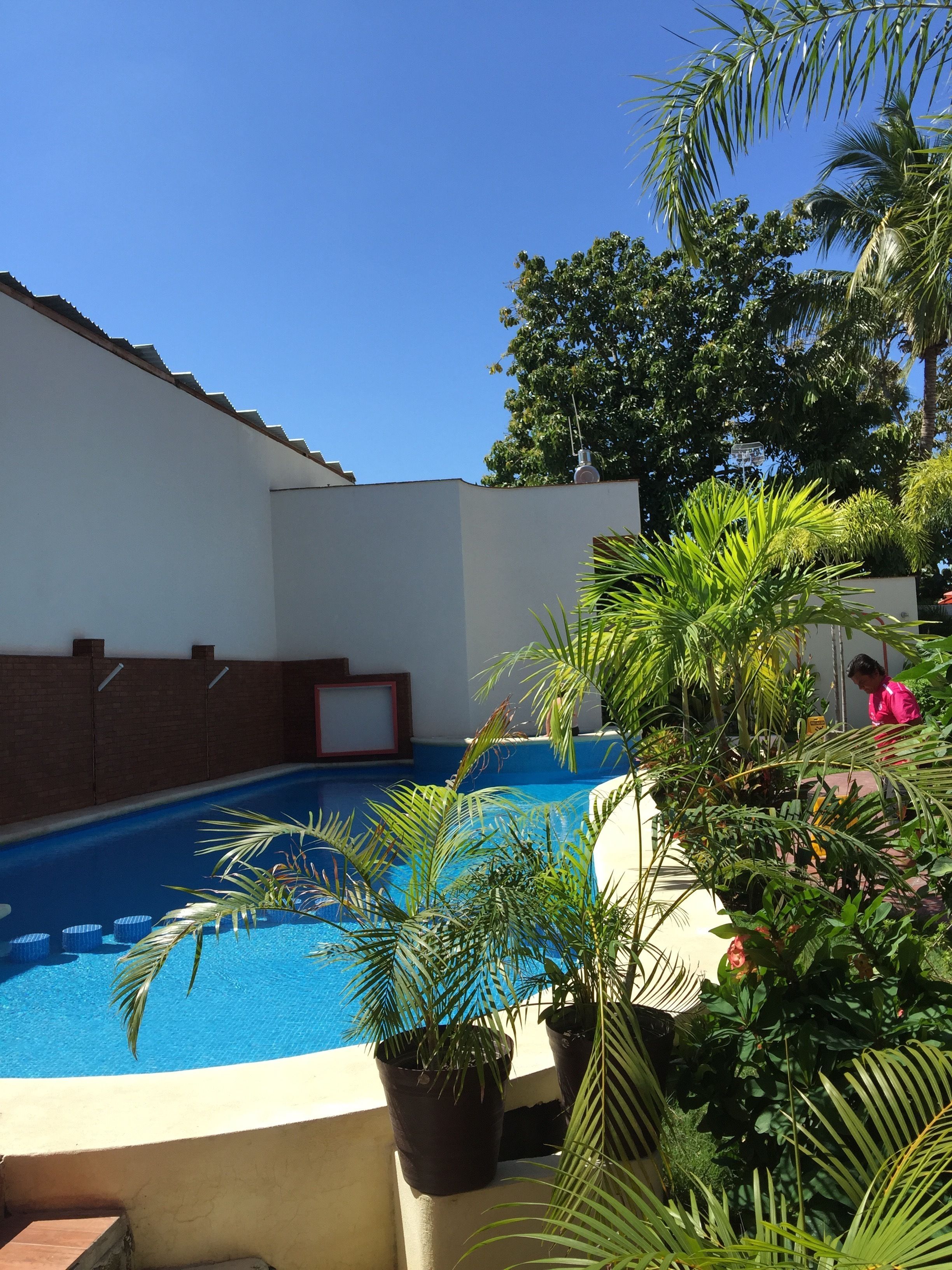 Hồ bơi ngoài trời, ghế dài tắm nắng 