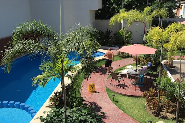 Alberca al aire libre y camastros
