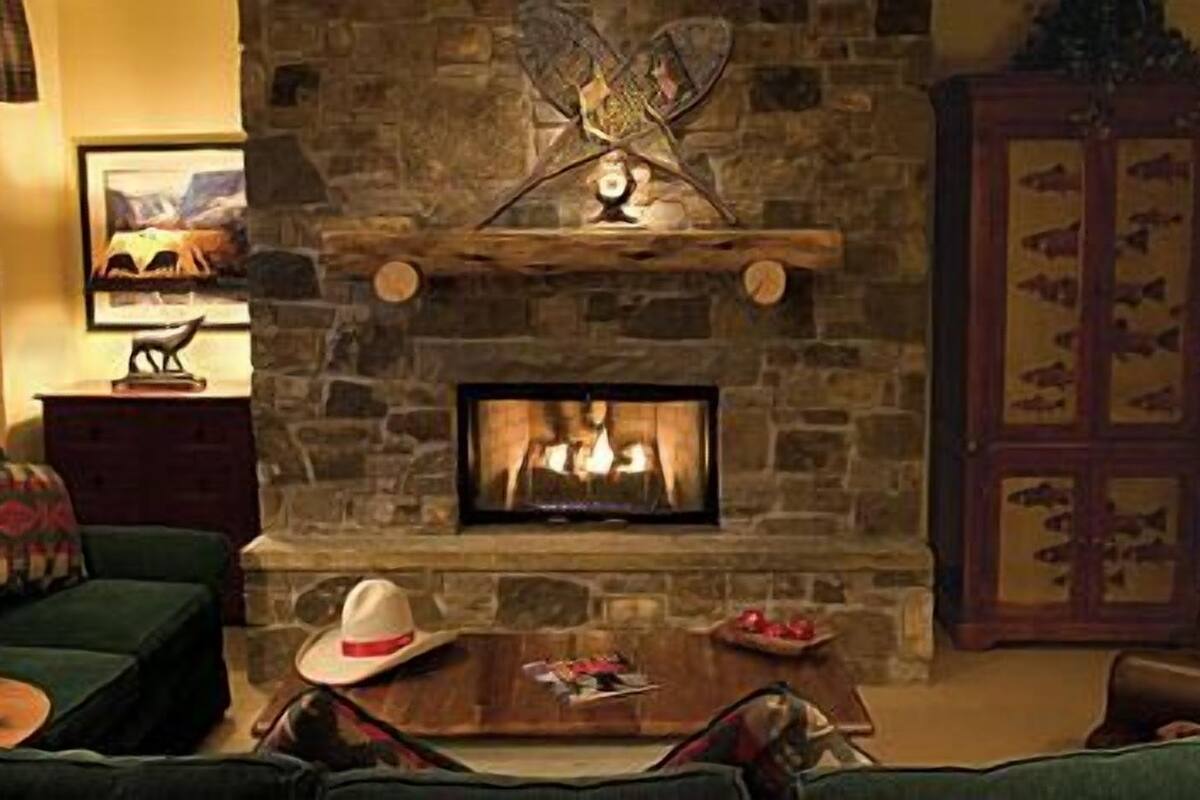 flat-screen tv, fireplace