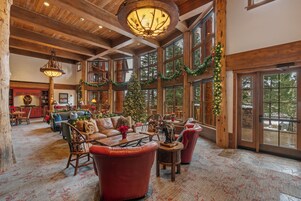 Área de estar no saguão